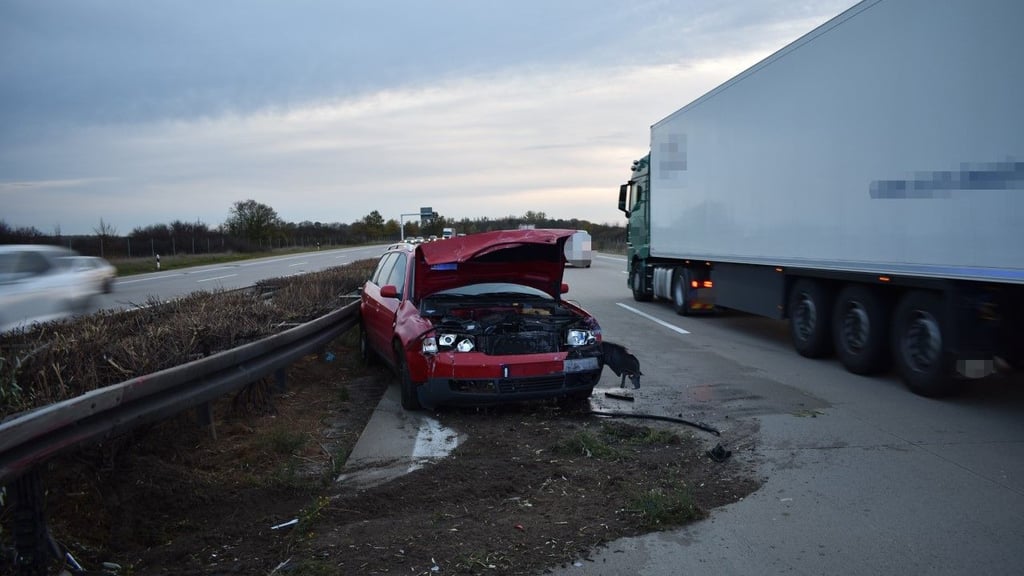 Ein Audi mit Anhänger kam auf der A9 bei Dessau ins Schleudern.