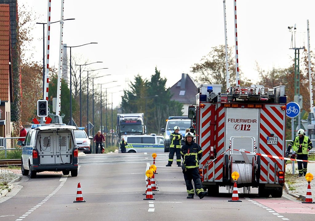Bernburger Feuerwehrleute waren ebenfalls im Einsatz, um an der Unglücksstelle zu helfen.