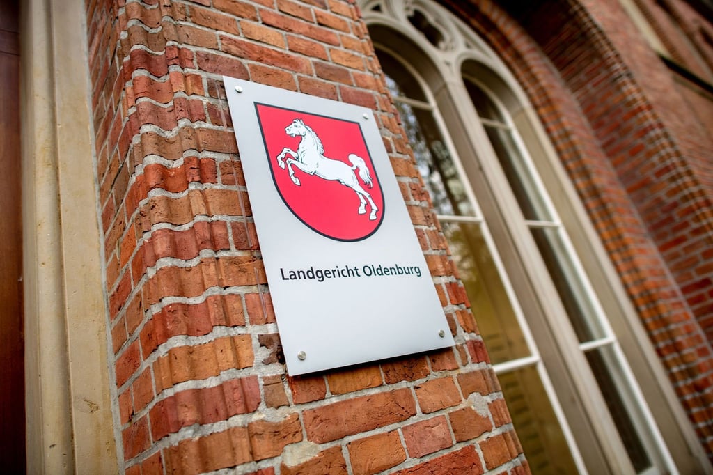 Ein Schild mit dem niedersächsischen Landeswappen hängt am Eingang zum Landgericht Oldenburg.