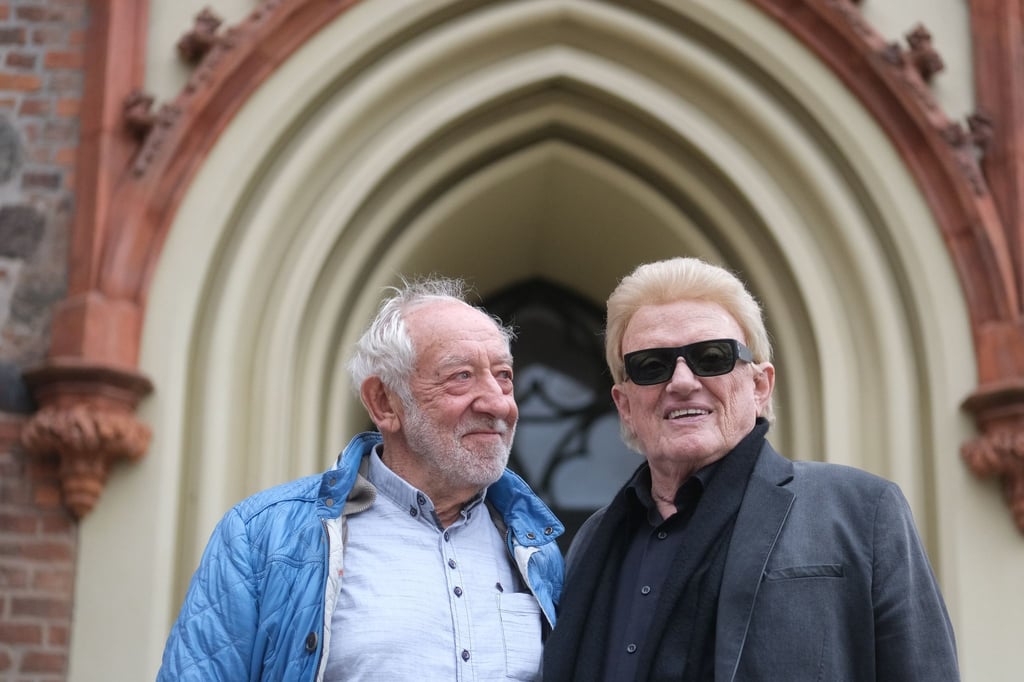 Schauspieler und Entertainer Dieter Hallervorden (l) und Sänger Heino stehen vor der Marienkirche.