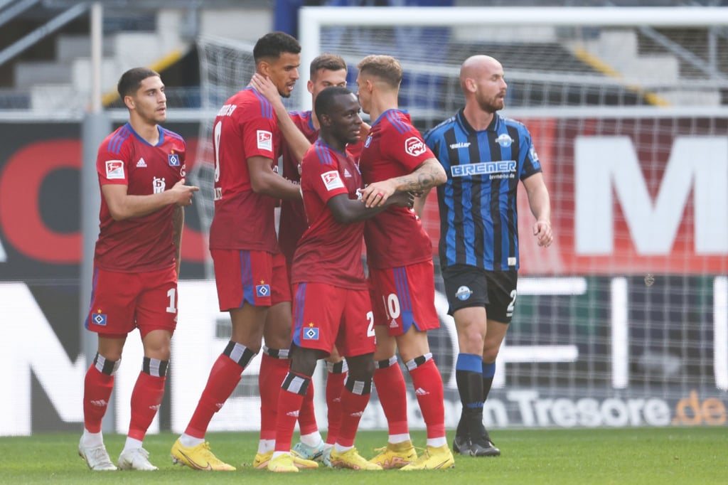 Hamburgs Torschütze Robert Glatzel (2.v.l) feiert seinen Treffer zum zwischenzeitlichen 1:1 mit seinen Teamkollegen.
