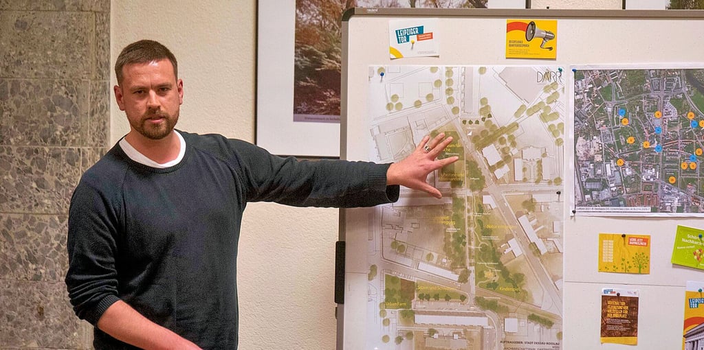 Christoph Därr vom Planungsbüro aus Halle zeigt am Plan die bereits realisierten und noch geplanten Umgestaltungen im Areal zwischen Acker-, Garten- und Stenescher Straße.