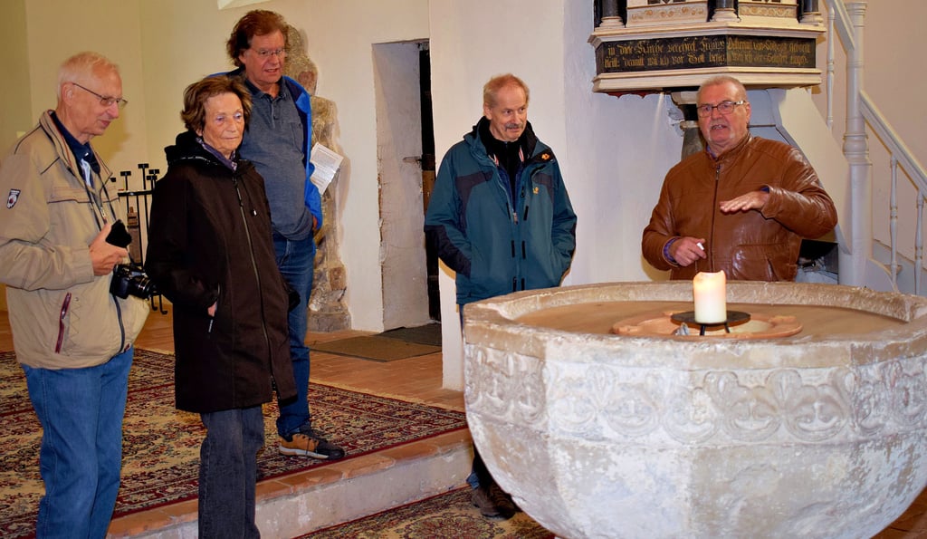 Mit Geschichte und Geschichten sorgt Manfred Kuhnert bei seinen Führungen durch die Nedlitzer Kirche St. Nikolaus immer für viel Abwechslung. Den Studierenden Ü50 erklärte er in dieser Woche, weshalb der Taufstein, der seinen Weg über Jerusalem und den Magdeburger Dom nach Nedlitz gefunden hat, vermutlich ursprünglich ein Springbrunnen gewesen ist.
