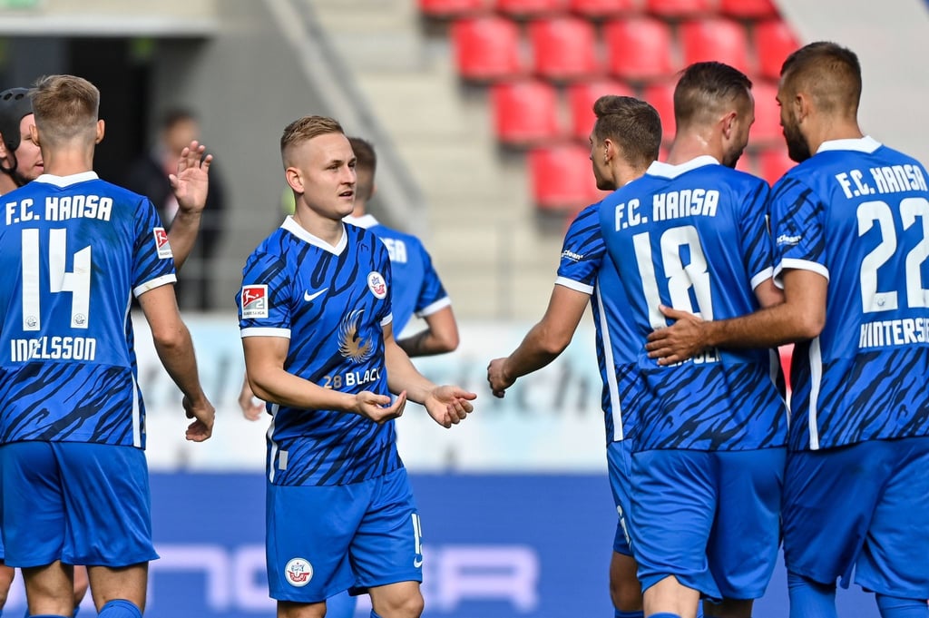 Die Mannschaft von Hansa Rostock jubelt nach dem Treffer zum 1:0 bei Jahn Regensburg.