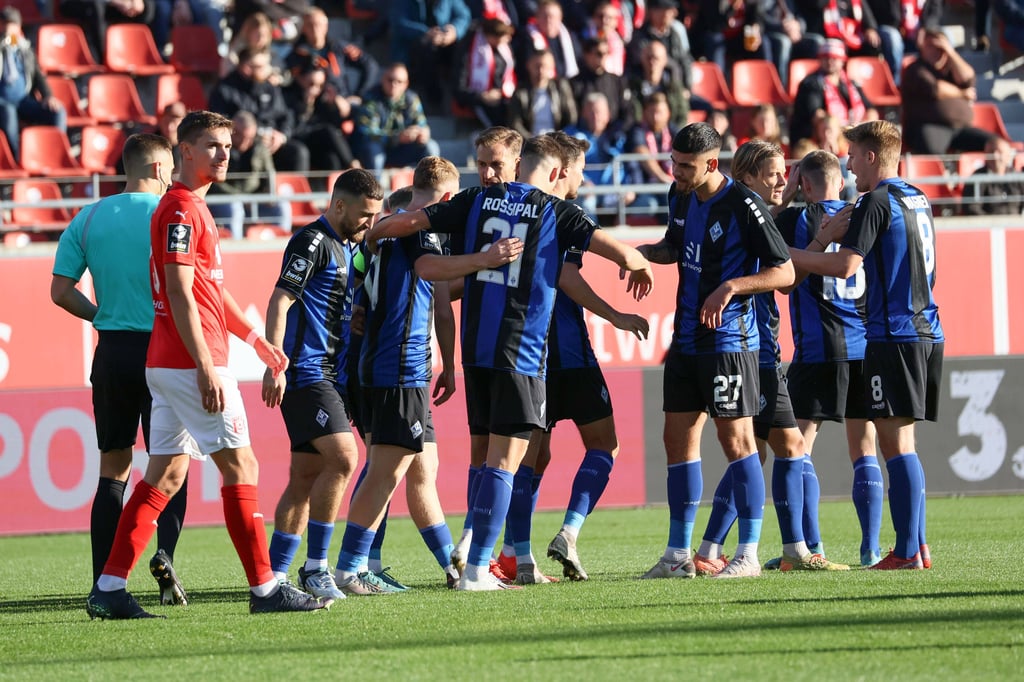 Waldhof Mannheim jubelt nach der frühen Führung in Halle.