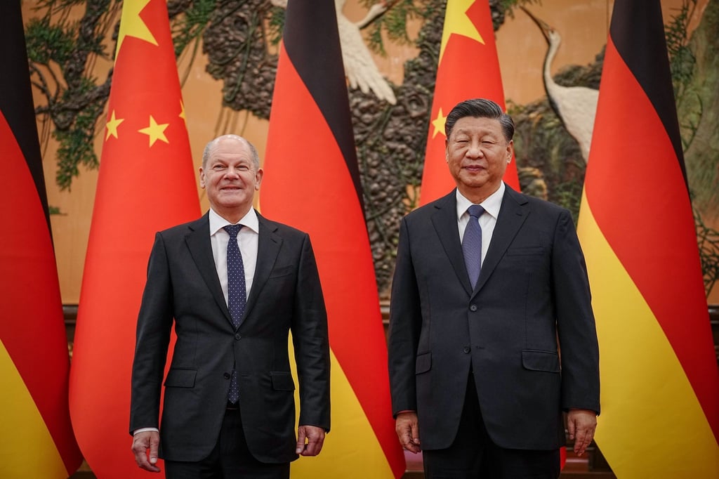 Chinas Präsident Xi Jinping (r) empfängt Bundeskanzler Olaf Scholz.