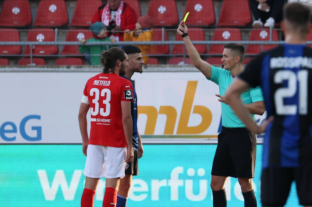 Nietfeld und Gohlke sehen nach dem Ausgleichstor des HFC die Gelbe Karte.