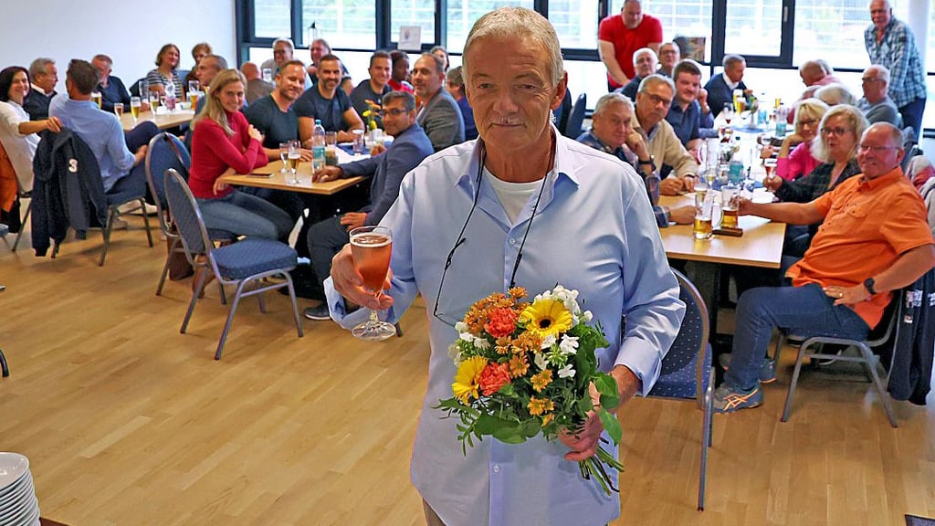 Ein Prosit auf Ralf Wollbrück. Von seinen Weggefährten wurde er in den verdienten Ruhestand verabschiedet.