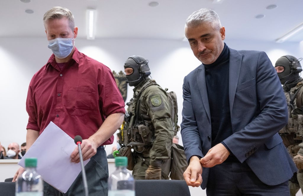 Stephan Ernst (vorn, l), verurteilter Mörder des früheren Kasseler Regierungspräsidenten Lübcke, nimmt neben seinem Anwalt Mustafa Kaplan (r) vor maskierten SEK-Beamten in einer Sitzung im Lübcke-Untersuchungsausschuss des hessischen Landtags Platz.