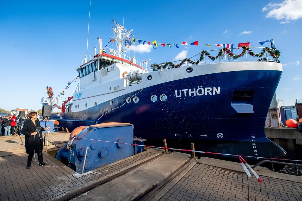 Die neue „Uthörn“ ersetzt den 1982 in Dienst gestellten Forschungskutter gleichen Namens. Der Neubau soll das erste Seeschiff weltweit mit einem umweltfreundlichen und nachhaltigen Methanol-Antrieb sein und wird vom Alfred-Wegener-Institut (AWI) genutzt werden.