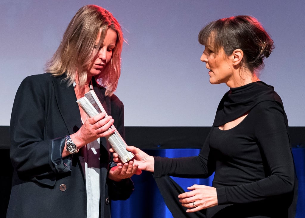 Oberbürgermeisterin Eva Döhla überreicht den Filmpreis der Stadt Hof an Aelrun Goette.
