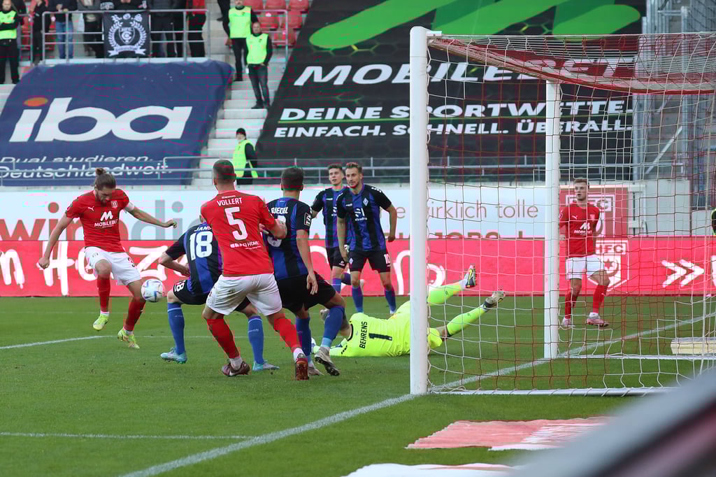 Jonas Nietfeld trifft zum 2:1 für den HFC.