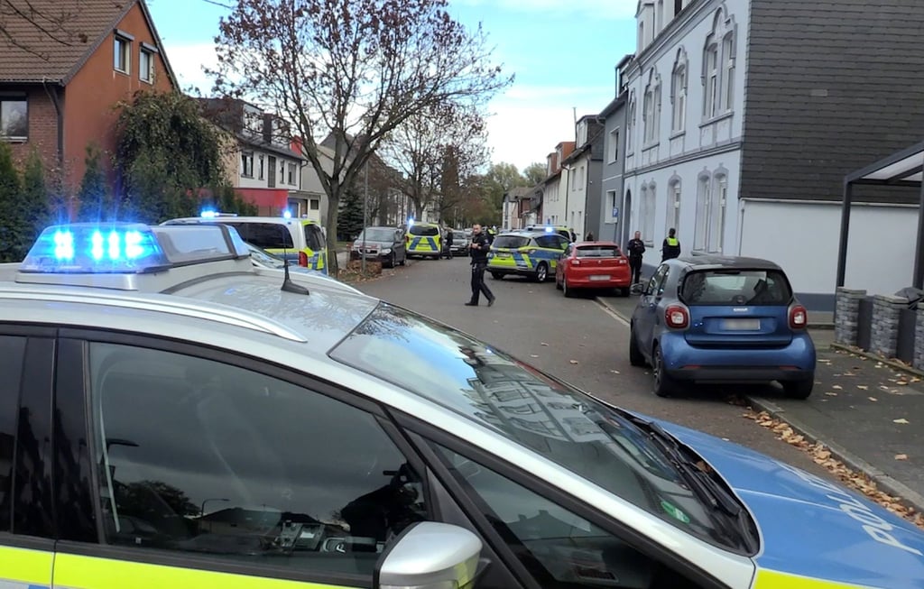 Einsatzkräfte vor einer Häuserreihe in Essen, nachdem ein Polizist auf einen Mann schoss und ihn verletzte.