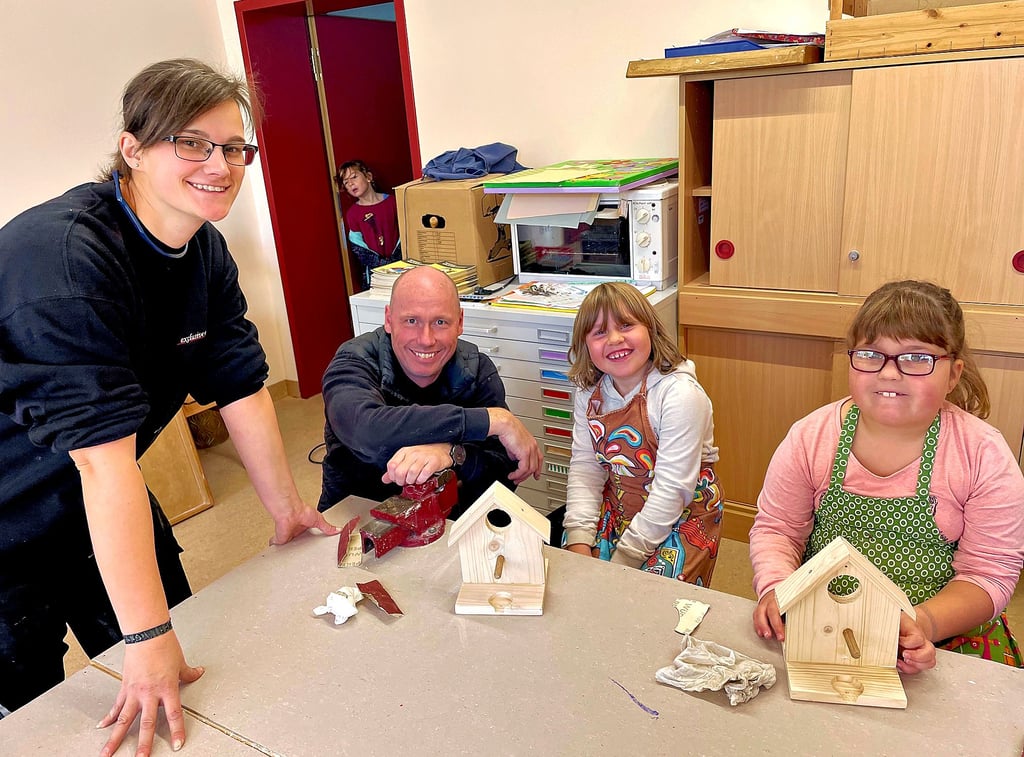 Stolz auf selbstgebaute Vogelhäuschen: Alexandra Möhring (v.l.) und Ronny Nauhardt von der Exclusive Standard GmbH Poppel freuen sich mit zwei Teilnehmerinnen der Ferienspiele in der Uta-Grundschule Naumburg.