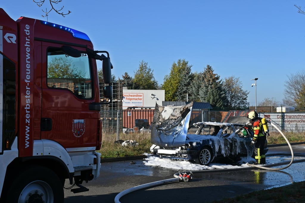 Die Zerbster Feuerwehr hat den brennenden Pkw schnell gelöscht. Er ist am Ende völlig augebrannt.