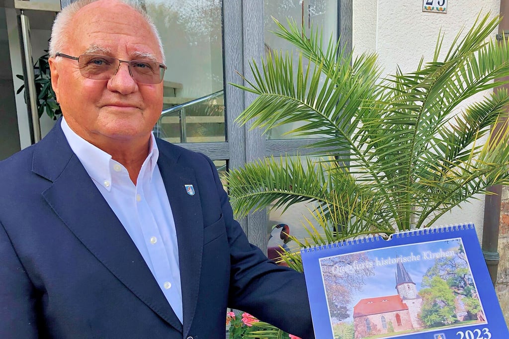 Der Vereinsvorsitzende Hartmut Lasse zeigt den Jahreskalender 2023, den der Altertums- und Verkehrsverein herausgibt.