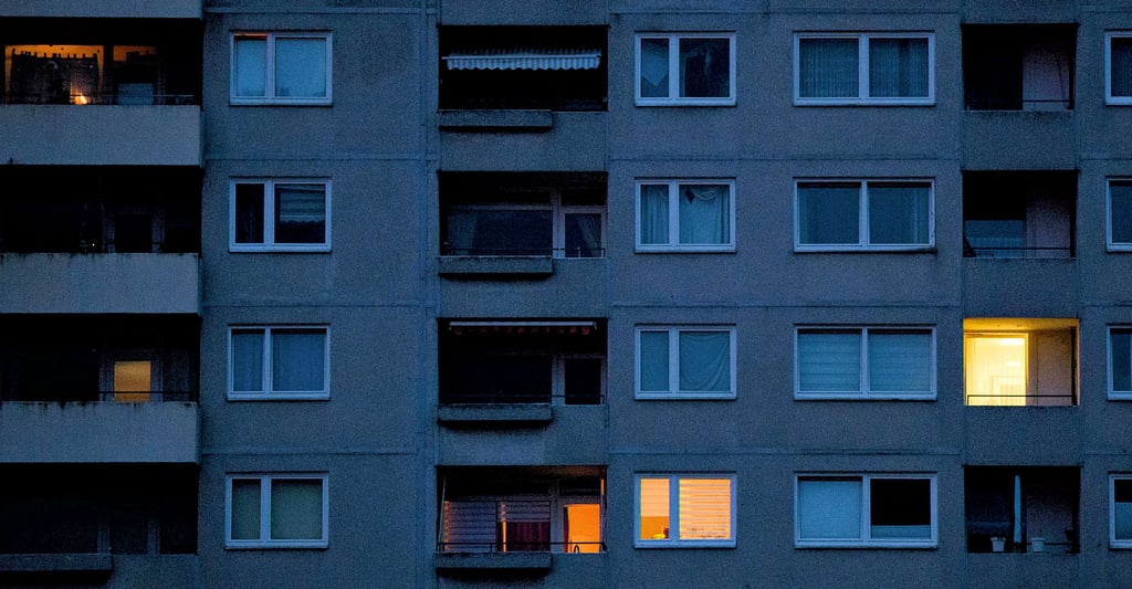 Nur in einzelnen Wohnungen eines Plattenbaus brennt am frühen Morgen Licht. Die teils massiv gestiegenen Preise für Gas und Strom bereiten vielen Menschen Sorgen. So müssen sich Verbraucher auch in Magdeburg zum Beispiel auf eine Verdopplung der Strompreise einrichten. Die geplante Strompreisbremse soll den Anstieg dämpfen – ähnlich wie beim Gas.