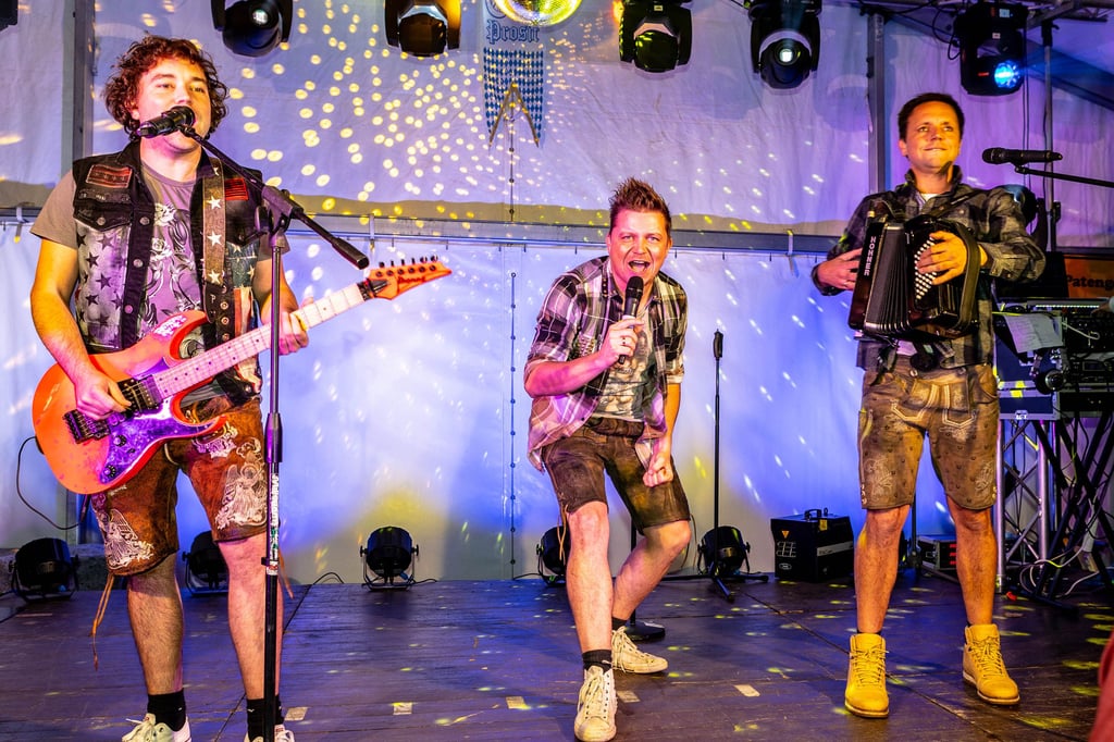 Am Samstag wurde in Droßdorf das Oktoberfest gefeiert. Höhepunkt war der Auftritt der Dorfrocker.