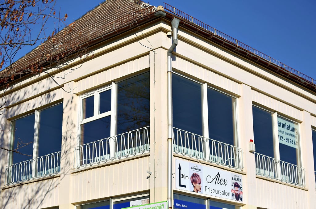 Leerstehende Geschäftsräume wie hier in Braunsbedra sind kein schöner Anblick. Aber es gibt Ideen, zumindest die Schaufenster aufzuhübschen.