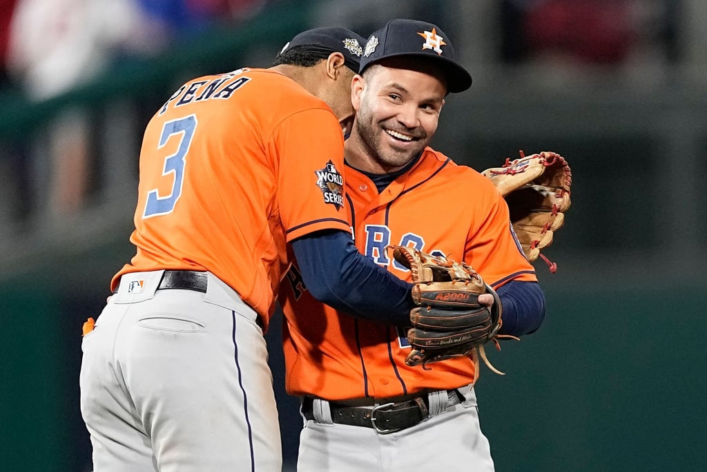 Jose Altuve (r), Second Baseman der Houston Astros, und Jeremy Pena, Shortstop, feiern ihren Sieg in Spiel 5.
