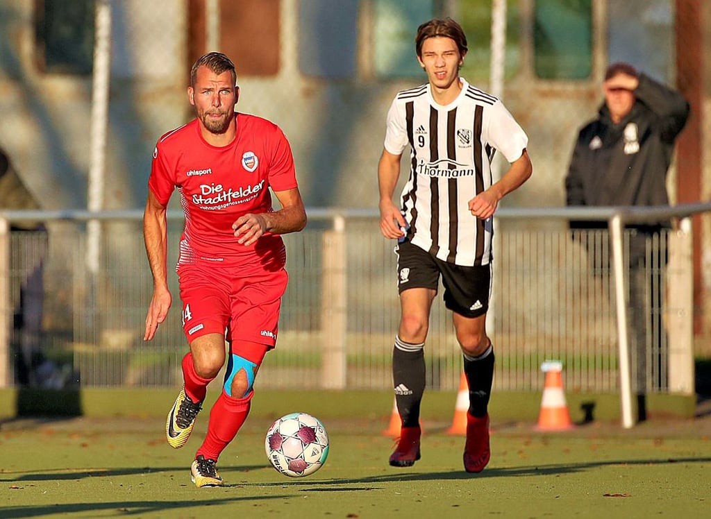 IIn der 87. Minute hatte sich Maik Leonhardt (l.) auf den Weg gemacht, um den Siegtreffer für Börde zu erzielen.
