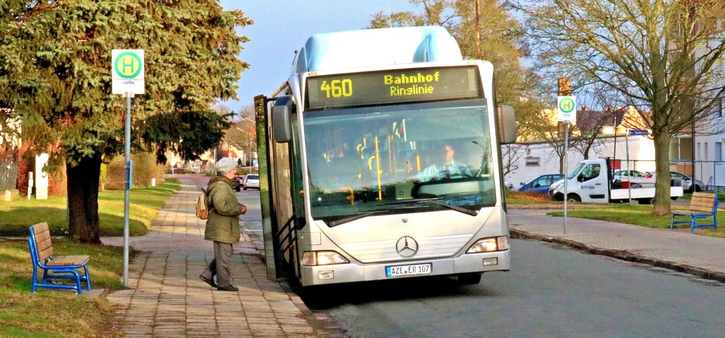 2020 wurde die Zerbster Stadtlinie von ursprünglich zwei auf nur noch eine Linie reduziert. Zudem wurde die Anzahl der Haltestellen ausgedünnt, trotz Protesten vieler gerade älterer Bürger. Im Februar dieses Jahres wurde dann auch noch die letzte Runde (18.09 Uhr vom Bahnhof) gestrichen. Begründung immer: zu wenig Nachfrage.