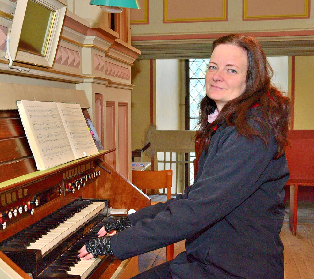 Nadine Bey an der Rühlmann-Orgel in der Stadtkirche Nienburg.