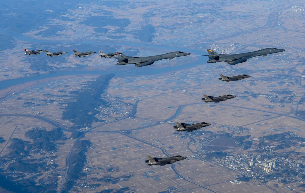 Auf diesem vom Verteidigungsministerium von Südkorea zur Verfügung gestellten Foto fliegen zwei B-1B-Bomber der US-Luftwaffe (oben M), vier F-35-Kampfjets der südkoreanischen Luftwaffe und vier F-16-Kampfjets der US-Luftwaffe über die südkoreanische Halbinsel während einer gemeinsamen Luftübung mit dem Namen “Vigilant Storm„ (Wachsamer Sturm).