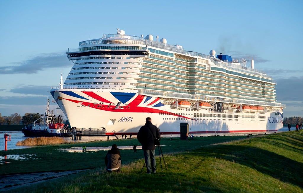 Das neue Kreuzfahrtschiff „Arvia“ hat die Meyer-Werft verlassen und ist auf der Ems unterwegs.