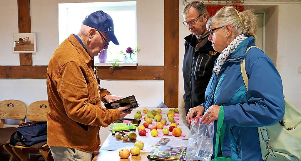 Hannelore und Klaus Stein aus Zerben holten sich bei Edgar Tange Rat für ihre Äpfel.