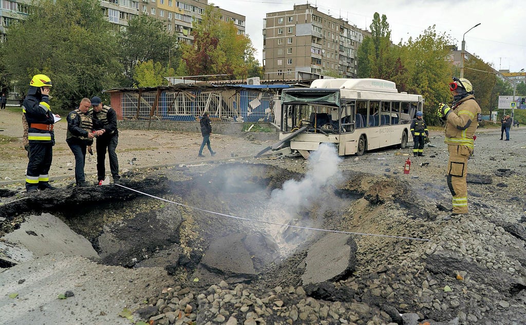Die Bilder vom Raketeneinschlag im urkainischen Dnipro gingen vor wenigen Tagen um die Welt. Der Bus auf dem Pressefoto stammt aus dem Harz.