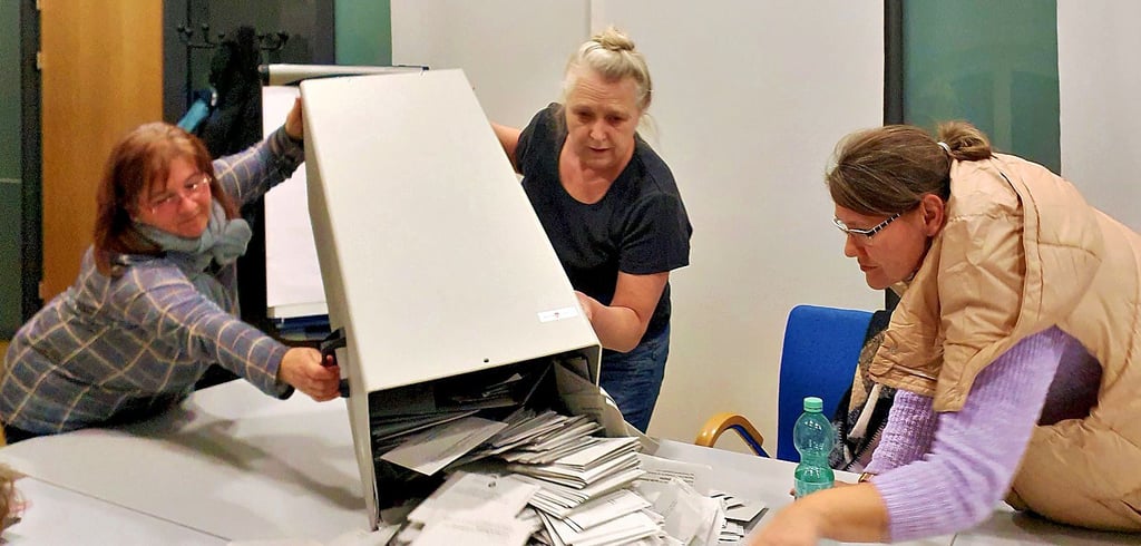 Birgit Knoke (von links), Doris Gensch und Sylvie Görl bereiteten im Bürgercenter die Briefwahlstimmen auf die Auszählung vor.