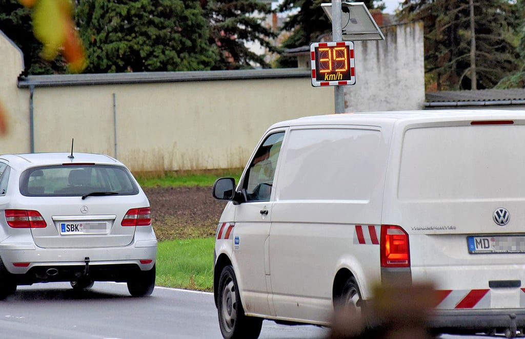 Korrekt. Seit wenigen Tagen wird die Geschwindigkeit in der Ortsdurchfahrt von Pömmelte angezeigt. Neben der km/h-Zahl informieren auch grüne oder rote Smileys.