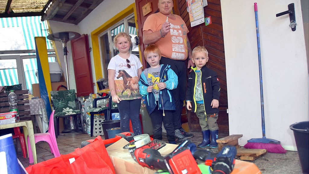 Christian Braune macht seinen Bungalow winterfest und sichert ihn vor Einbrechern. Seine Kinder Eni und Eric und sein Enkel Mika helfen beim Aufräumen.