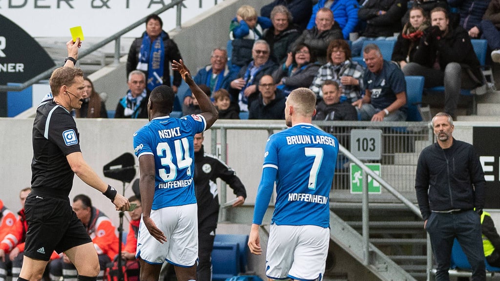 Karten-Hattrick in Hoffenheim: Gelb gegen Nsoki.