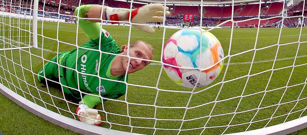 Hechtet vergeblich hinterher: Dominik Reimann. Der FCM-Keeper sah beim 1:1 schlecht aus.