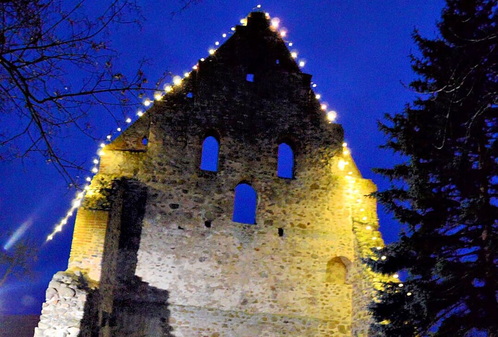 Auf dem Burggelände gibt es Heiligabend wieder das Turmblasen – ohne Turm. Der Burggiebel erstrahlt dann festlich.
