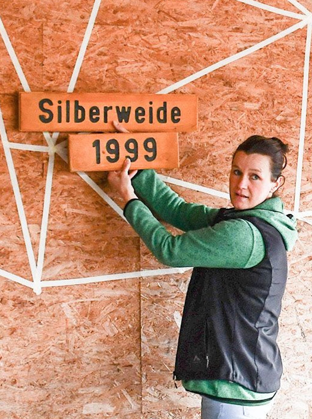 Kirsten Hohmeyer mit einem der Schilder.