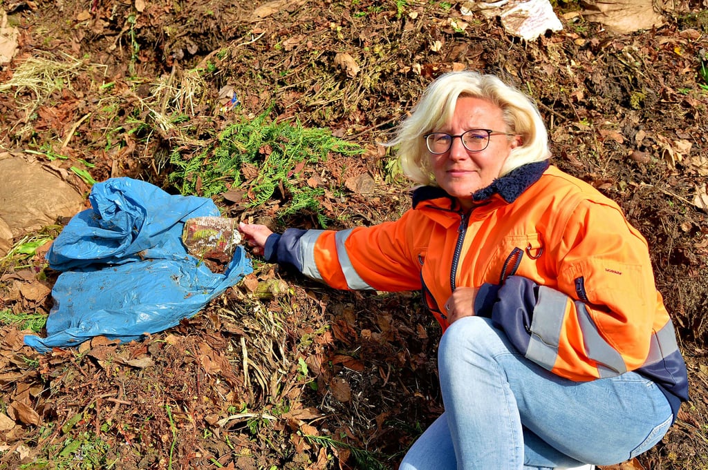 Plastiksäcke, Metalldosen und sogar Spanngurte landen manchmal im Bioabfall. „Die meisten sortieren aber gut“, sagt Anja Tacke (Foto).