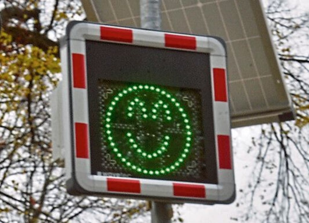 Einige Verkehrstafeln zeigen nicht nur gefahrene Geschwindigkeiten an, sie erfassen auch die Zahl der sie passierenden Fahrzeuge