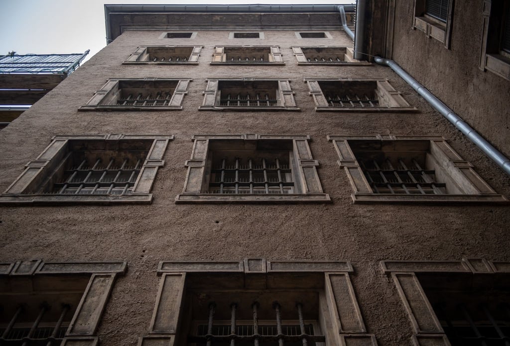 Gitter sichern Fenster des früheren Stasi-Gefängnisses auf dem Kaßberg in Chemnitz.
