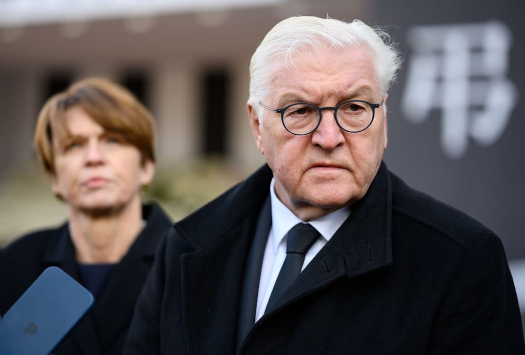 Bundespräsident Frank-Walter Steinmeier äußert sich gegenüber Medienvertretern in Seoul.
