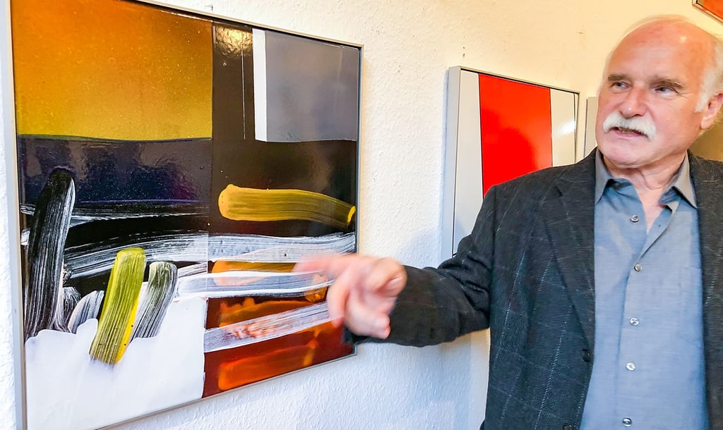 Es gibt vielfältige Möglichkeiten, mit Emaille zu arbeiten, erklärt Hans-Werner Matthias. Er stellt derzeit Bilder in Acryl und eben Emaille im Haus Sonnenschein aus.