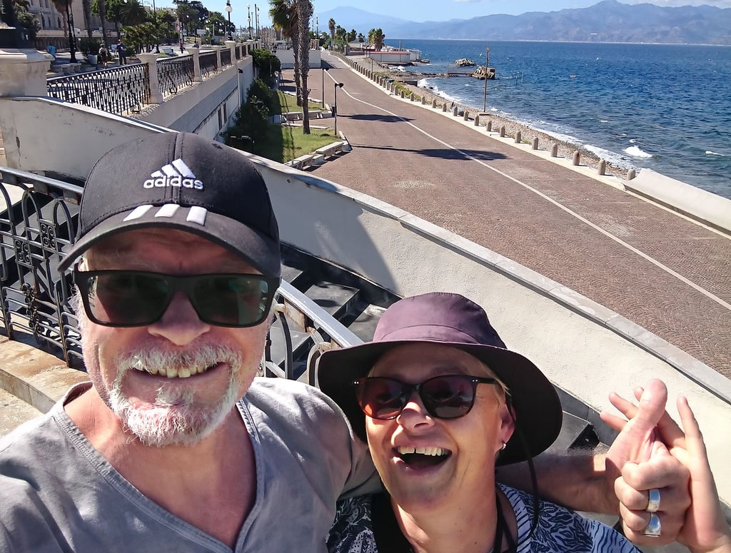 Selfie an der Stiefelspitze: Den Blick zum Ätna hätten wir unserem tapferen, kleinen Kona auch gern spendiert. Leider ist bei unserem Besuch die Strandpromenade von Reggio Calabria mit mehreren Ladesäulen gesperrt.
