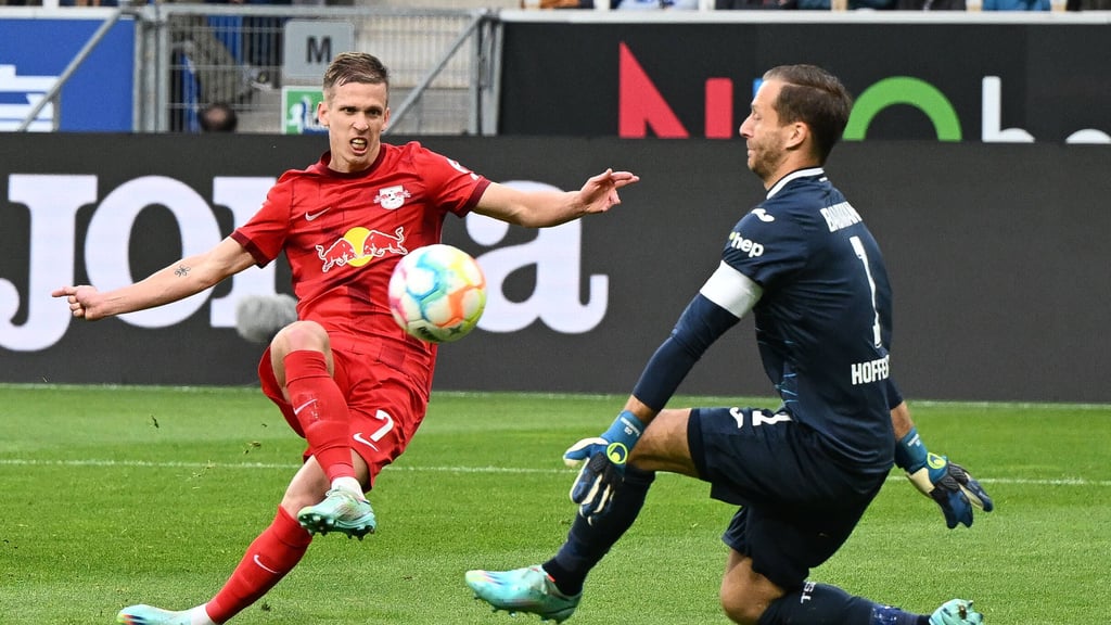 Akrobat im Abschluss: Dani Olmo bei seinem traumhaften Abseitstreffer.