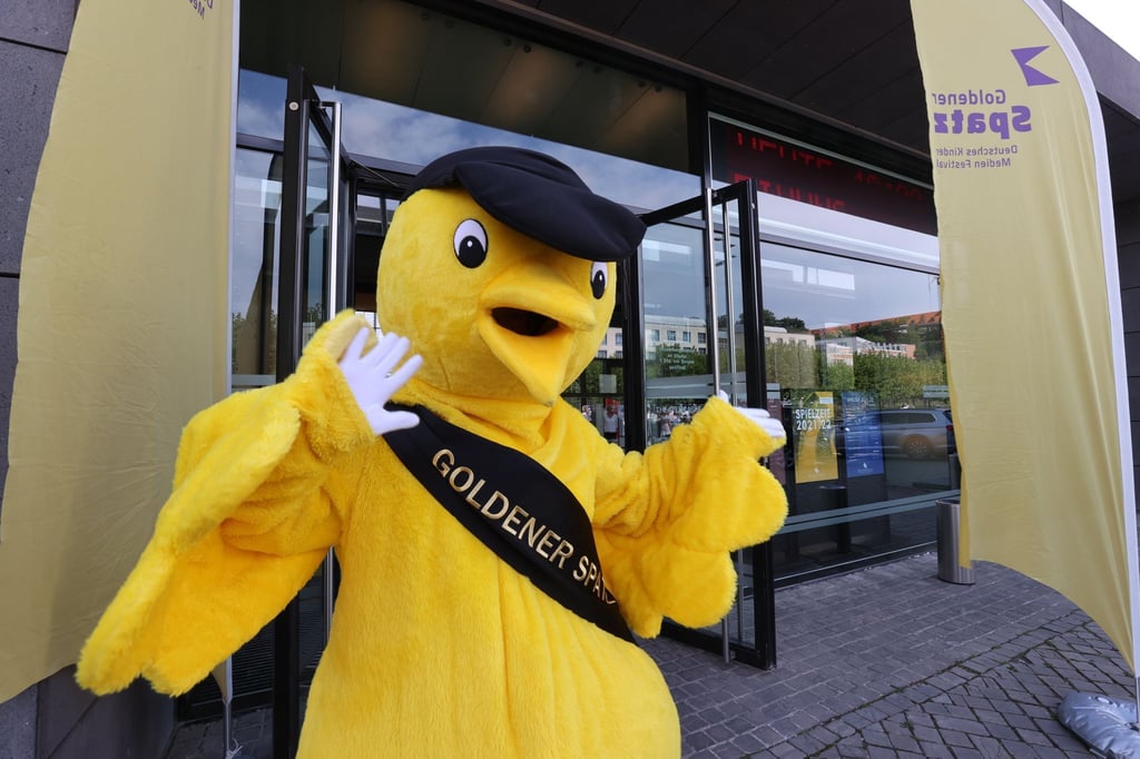 Das Maskottchen Goldener Spatz steht vor dem Theater vor Beginn der Preisverleihung.