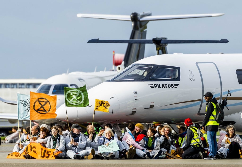 Klima-Aktivisten blockieren Privatjets auf dem Flughafen Schiphol.