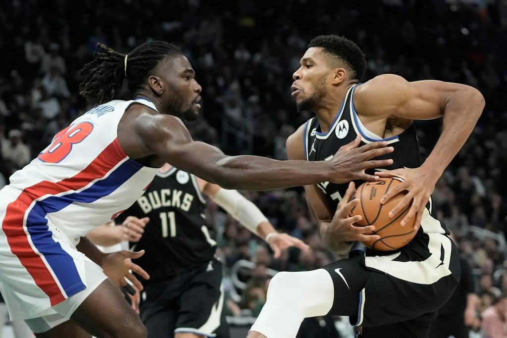 Giannis Antetokounmpo von den Milwaukee Bucks versucht, an Isaiah Stewart von den Detroit Pistons vorbeizukommen.