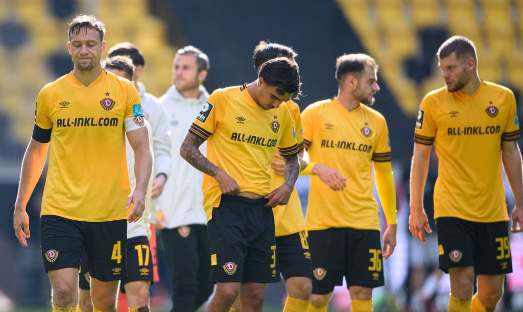 Dynamos Tim Knipping (l-r), Oliver Batista Meier, Max Kulke und Kevin Ehlers stehen nach einem Spiel auf dem Feld.