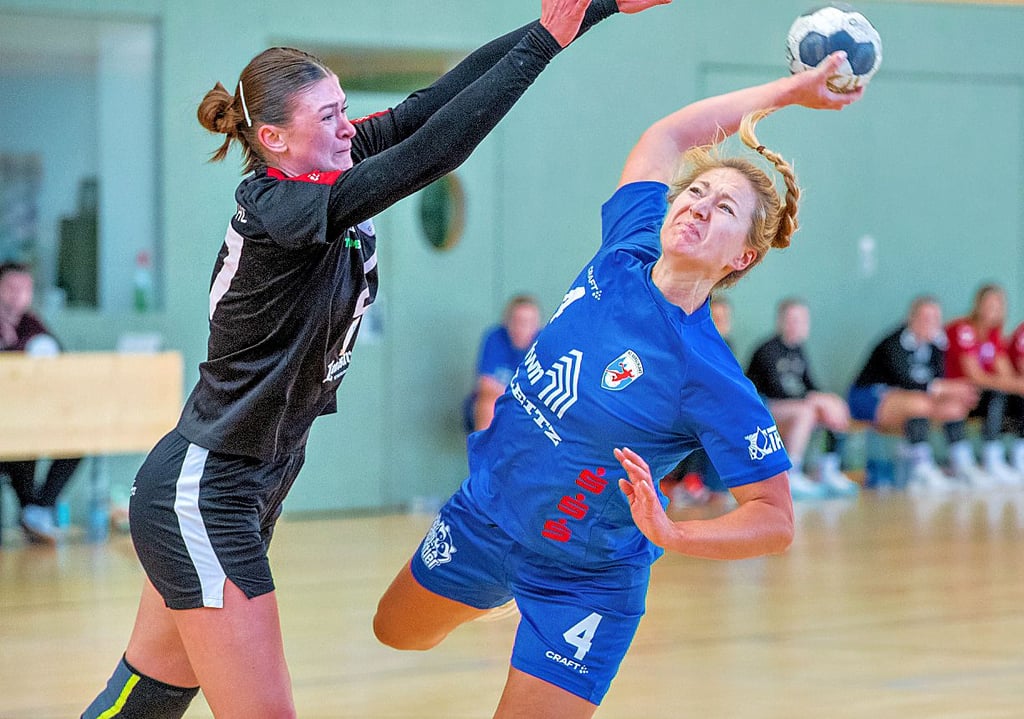Linda Uhlig (r.), die bei Sachsen Zwickau bereits Zweitliga-Erfahrung gesammelt hat, bestritt am Sonntag gegen Görlitz ihr erstes Spiel für die Burgenländerinnen.